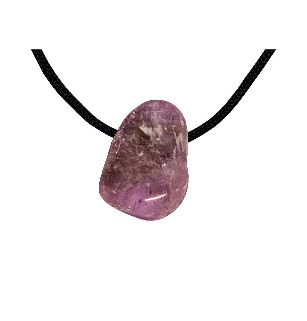 Amethyst Trommelstein gebohrt an einem Band hängend