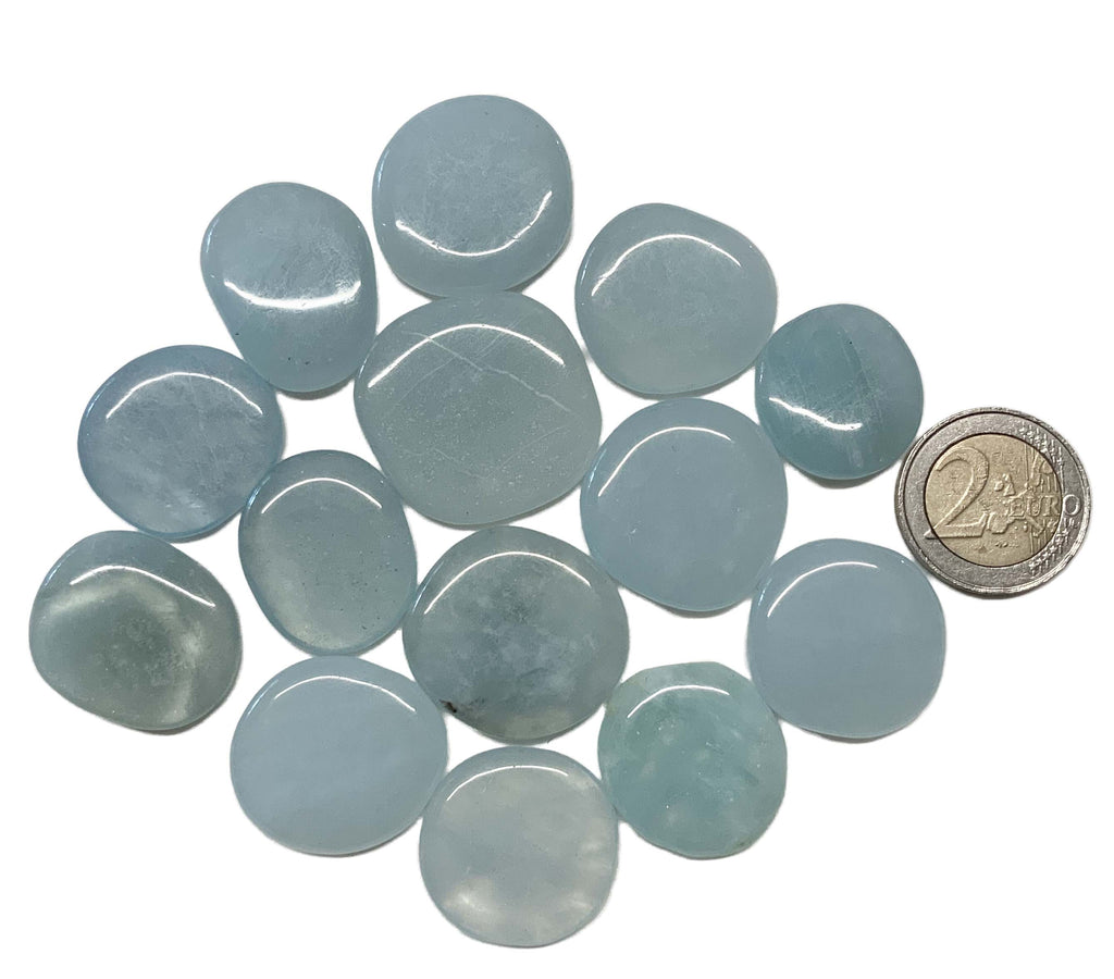 Sammelbild mit 14 Aquamarin Scheibensteinen mit einer 2EURO Münze als Größenvergleich
