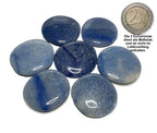 Sammelbild von 7 Aventurin blau oder Blauquarz Scheibensteinen mit einer 2EORO Münze als Größenvergleich