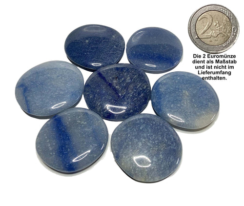 Sammelbild von 7 Aventurin blau oder Blauquarz Scheibensteinen mit einer 2EORO Münze als Größenvergleich