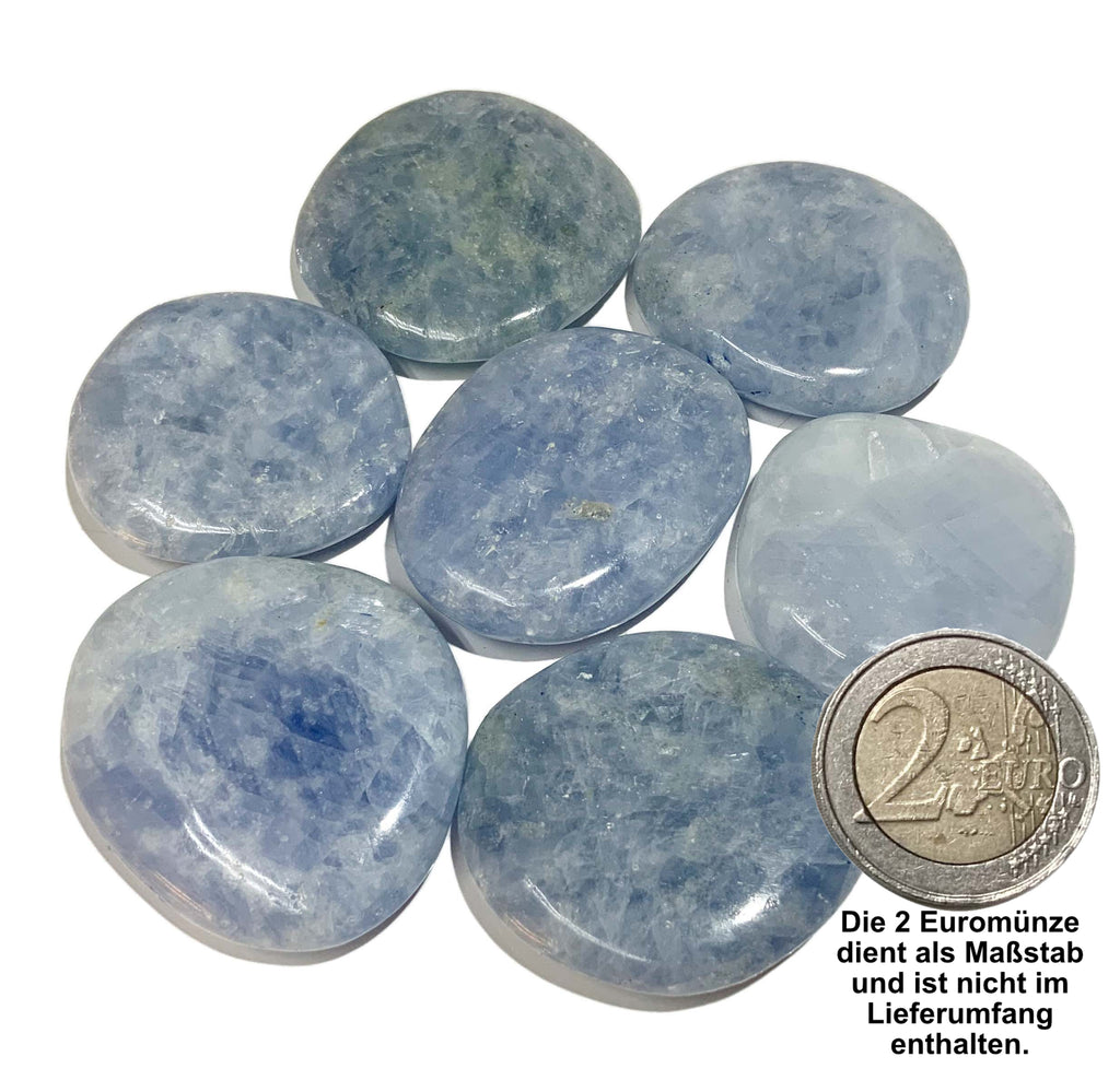 Sammelbild von Calcit blauScheibensteinen mit einer 2EORO Münze als Größenvergleich