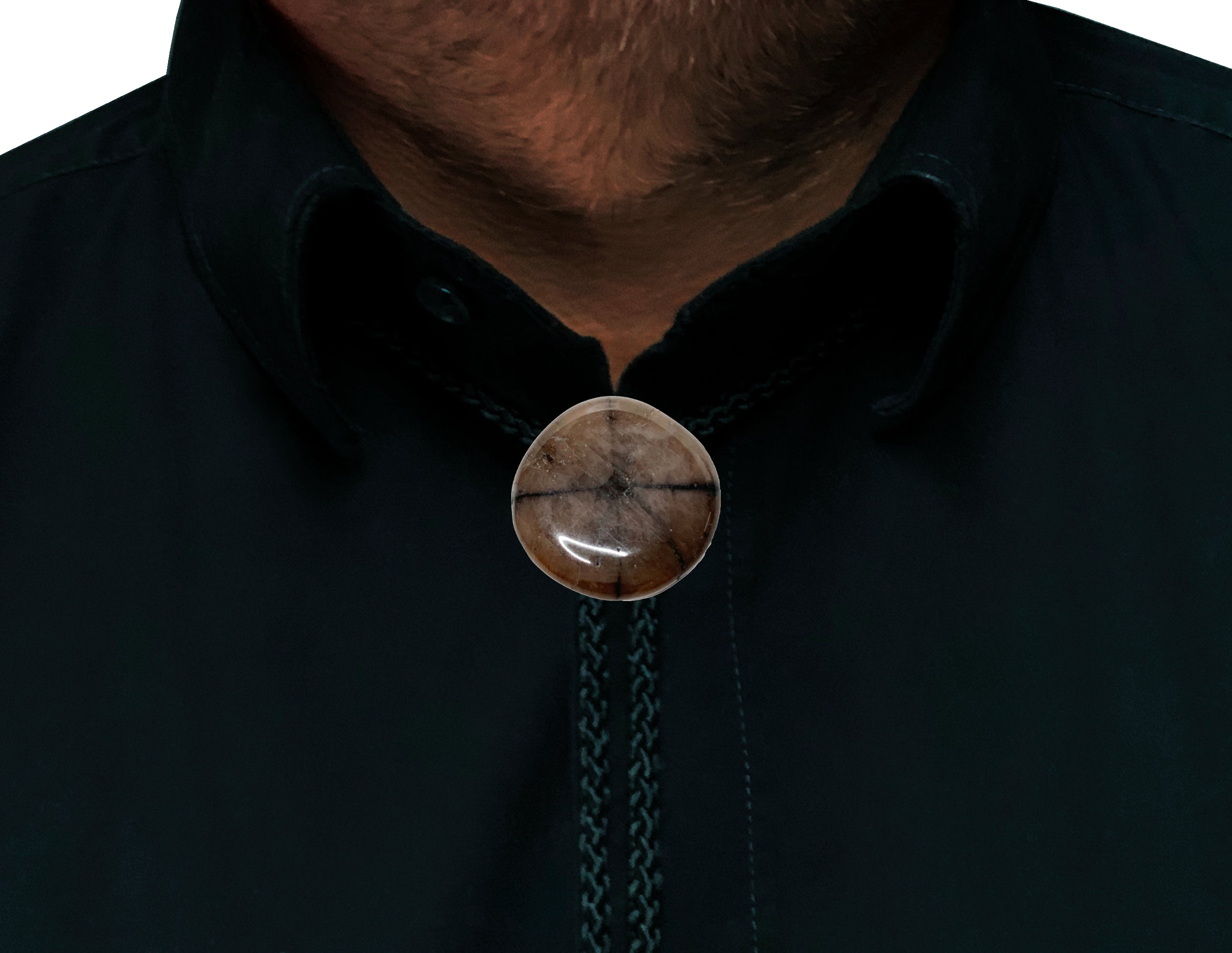 Chiastolith Scheibenstein als Cowboykrawatte mit einer geflochtenen Kordel eng am Hals eines Mannes auf einem schwarzen Hemd