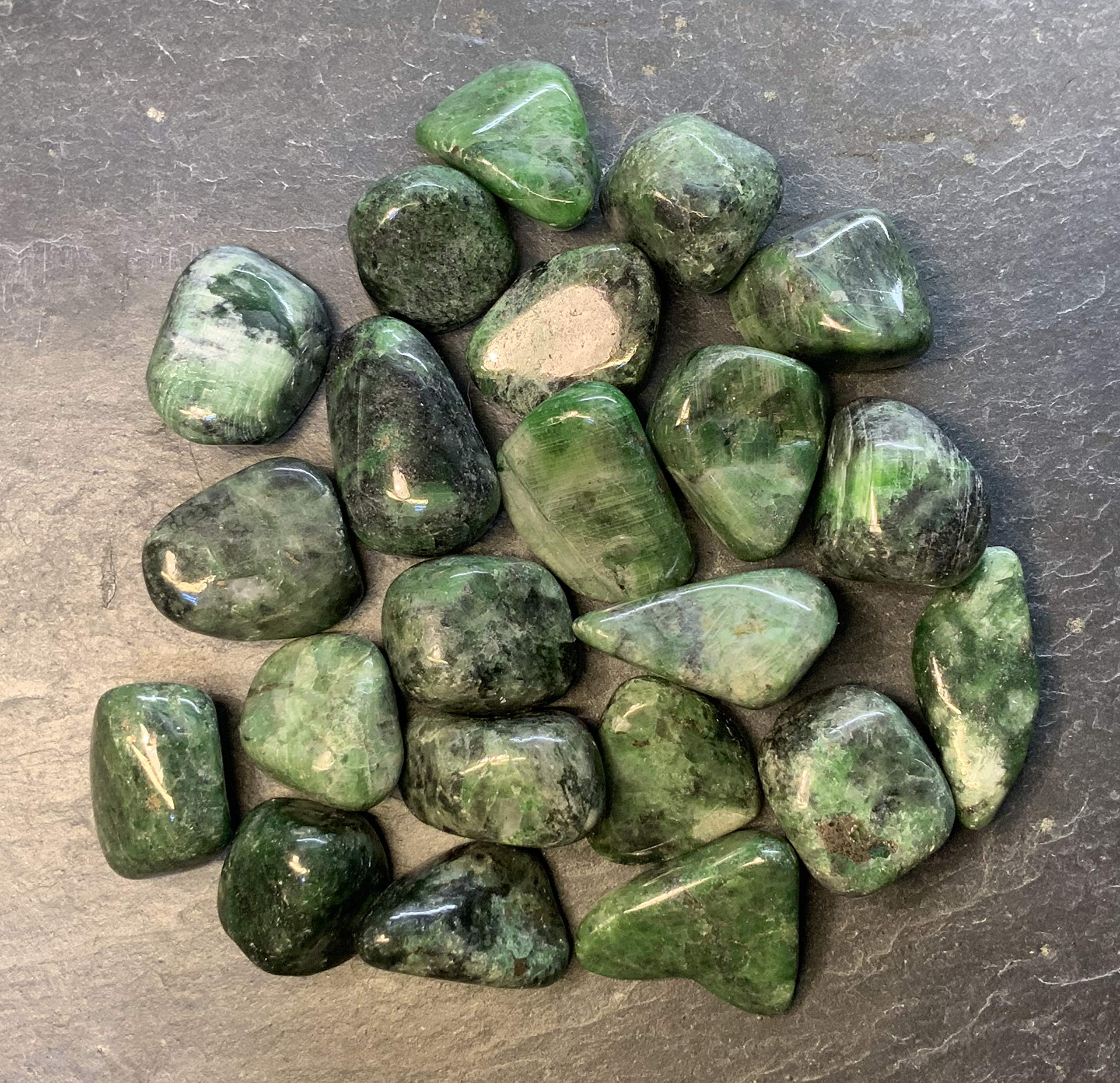Sammelbild von Chromdiopsid Trommelsteinen