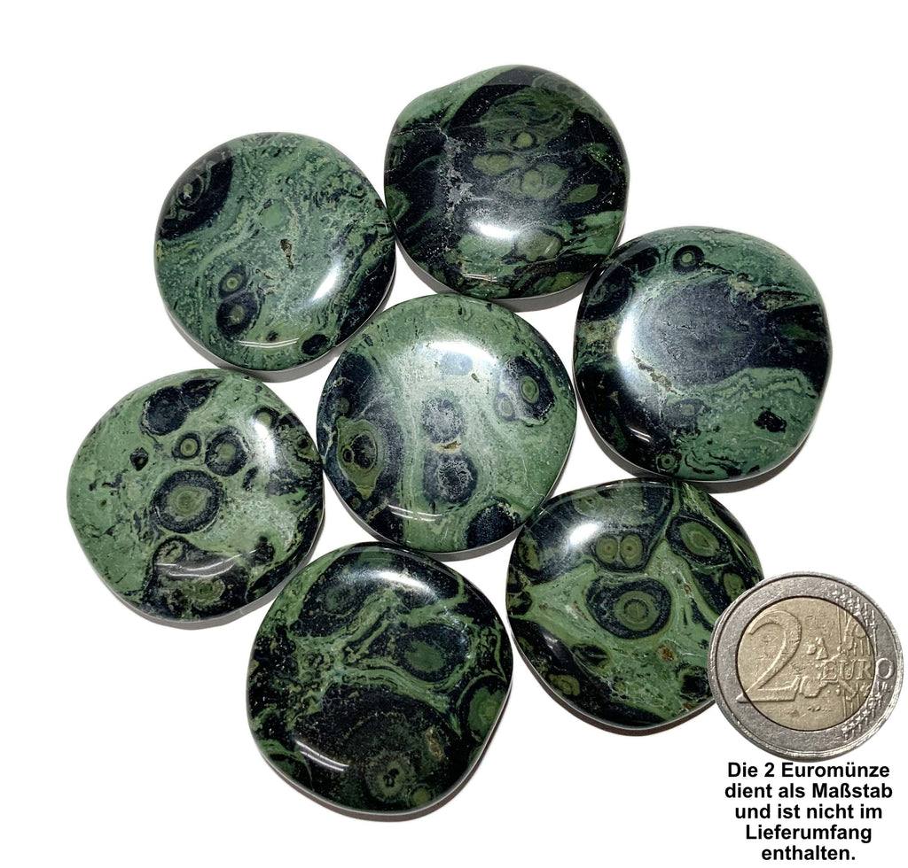 
Sammelbild von 7 Eldarit oder Kabamba Jaspis Scheibensteinen mit einer 2EORO Münze als Größenvergleich
