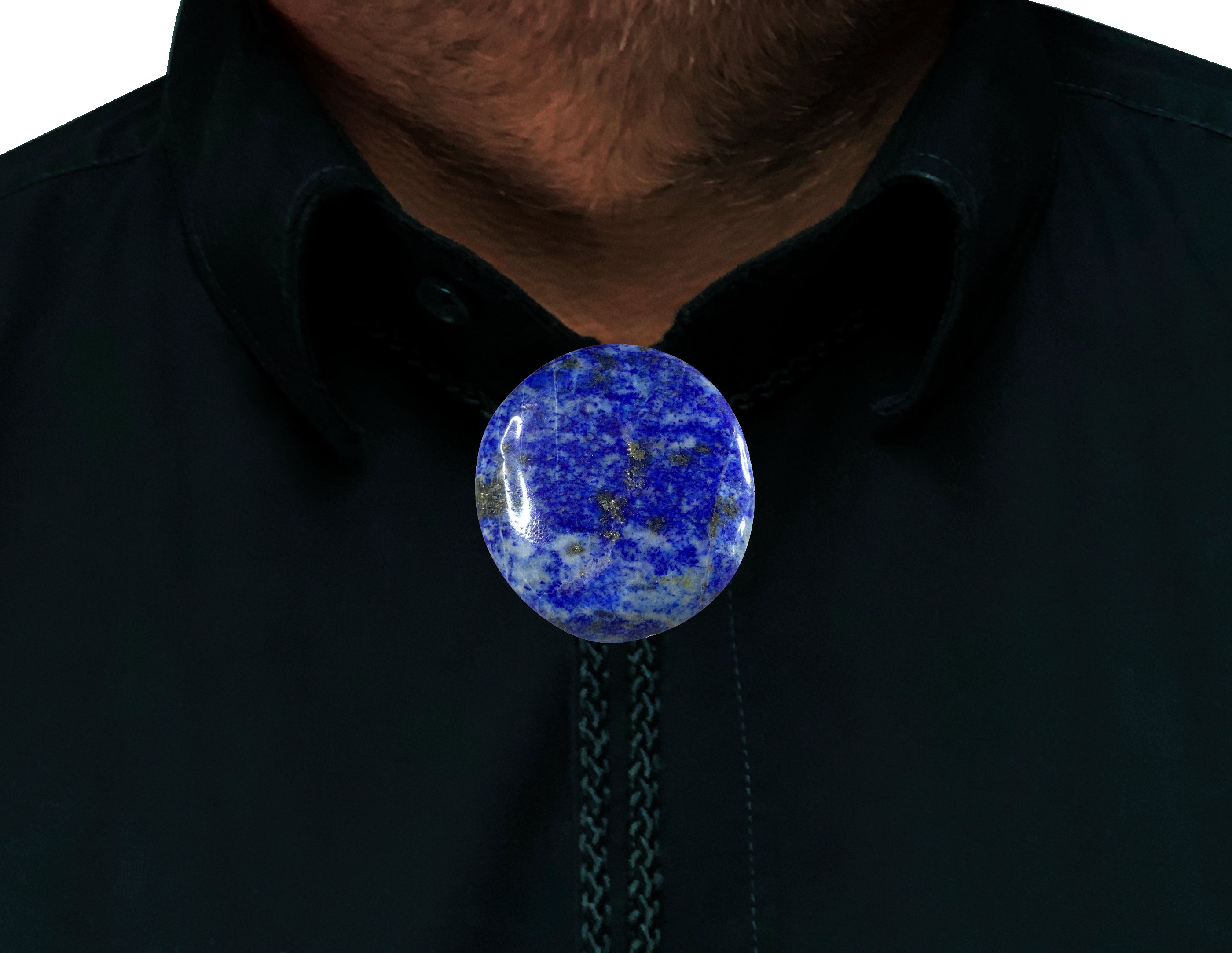 Lapislazuli Scheibenstein als Cowboykrawatte mit einer geflochtenen Kordel eng am Hals eines Mannes auf einem schwarzen Hemd