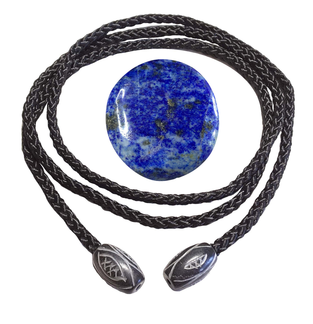 Ein Lapislazuli Scheibenstein, eine schwarze geflochtene Kordel und zwei verzierte Endstücke – die Einzelteile einer Cowboykrawatte übersichtlich dargestellt.