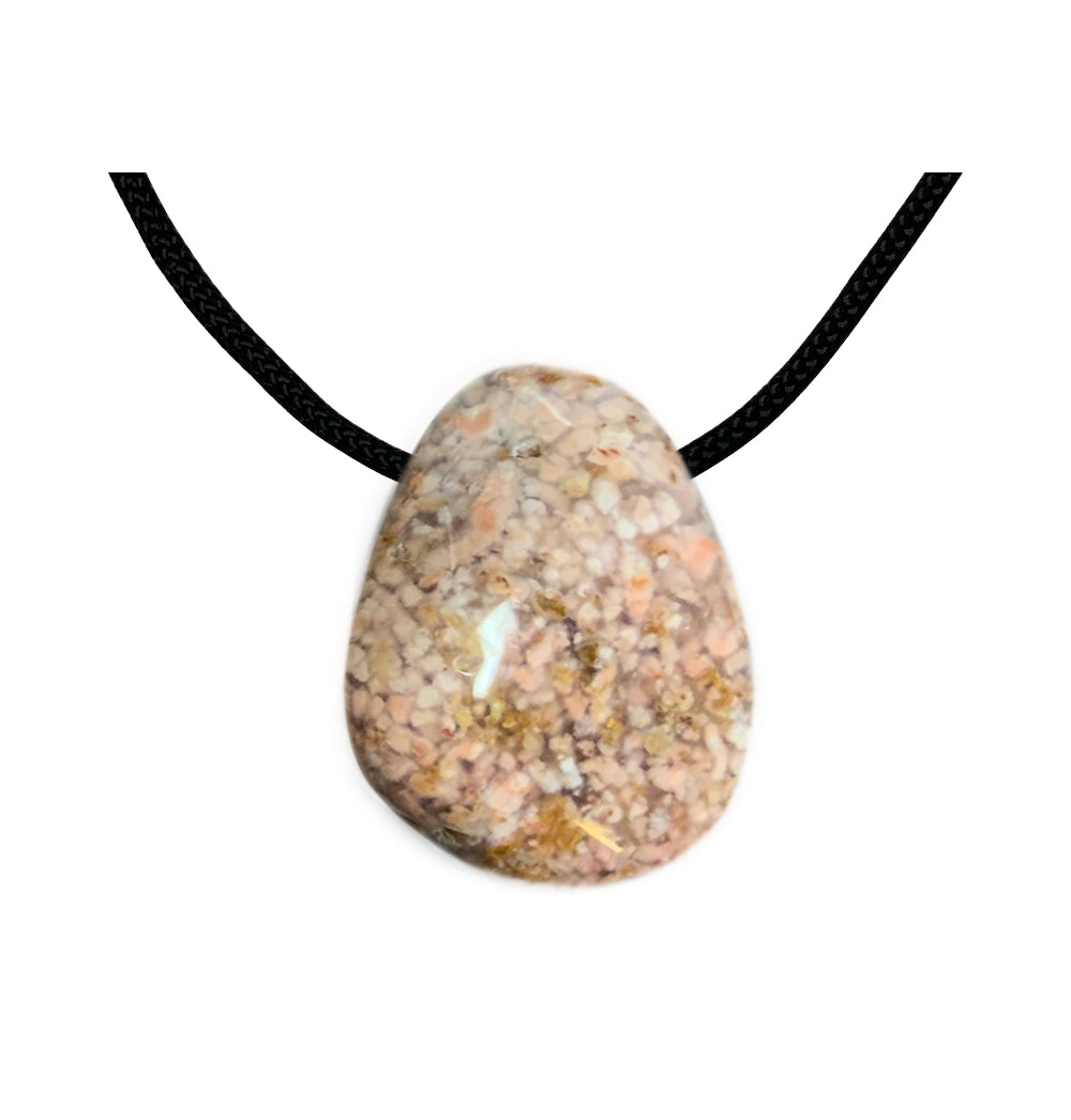 Moosachat rosa gebohrt an einem Band hängend