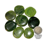 Sammelbild von Nephrit Jade Scheibensteinen mit einer 2EORO Münze als Größenvergleich
