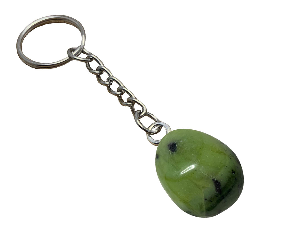 Nephrit an einer Kette mit Ring als Schlüsselanhänger