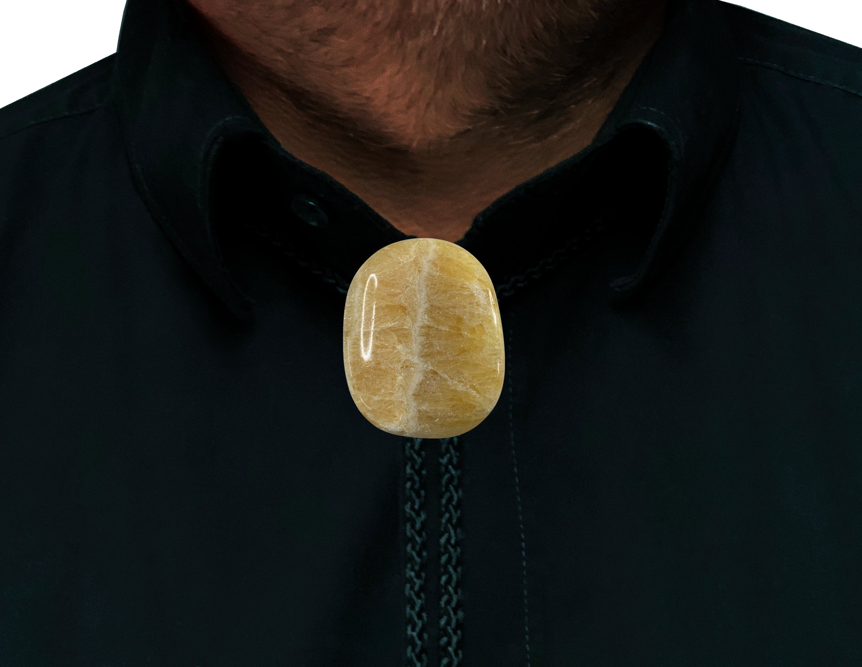 Orangencalcit Cowboykrawatte mit einer geflochtenen Kordel eng am Hals eines Mannes auf einem schwarzen Hemd