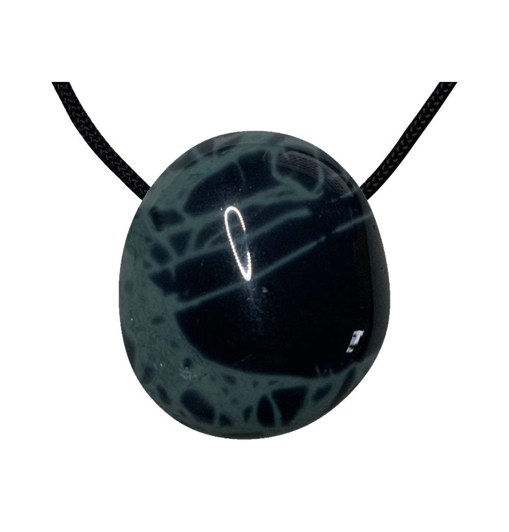 Patcholi Obsidian Trommelstein gebohrt an einem Band hängend