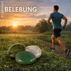 Im Vordergrund die Scheibensteine Bergkristall, Epidot Unkait und Aventurin. Etwas im Hintergrund und verschwommen ein Joggender Mann von hinten in der untergenenden Abendsonne in der freien Natur