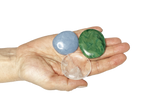 Die Scheibensteine Budstone, Angelit und Bergkristall auf einer Hand liegend