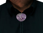 Amethyst Scheibenstein als Cowboykrawatte mit einer geflochtenen Kordel eng am Hals eines Mannes auf einem schwarzen Hemd