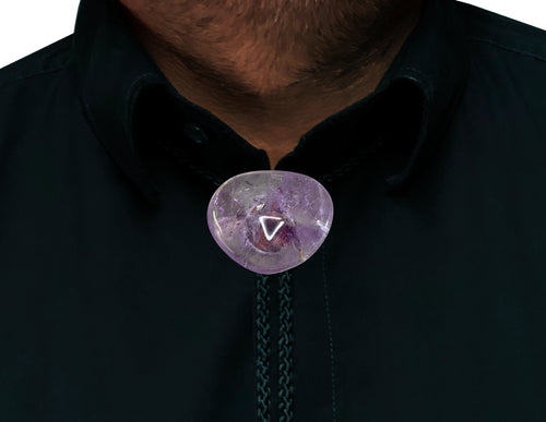 Amethyst Scheibenstein als Cowboykrawatte mit einer geflochtenen Kordel eng am Hals eines Mannes auf einem schwarzen Hemd